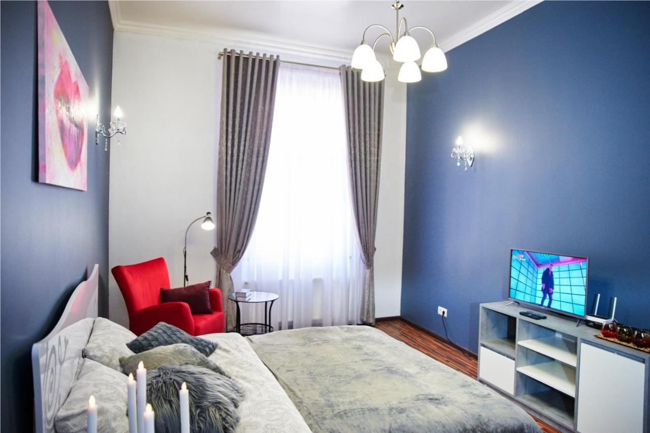 Designer Apartment In The Center Lviv Bagian luar foto