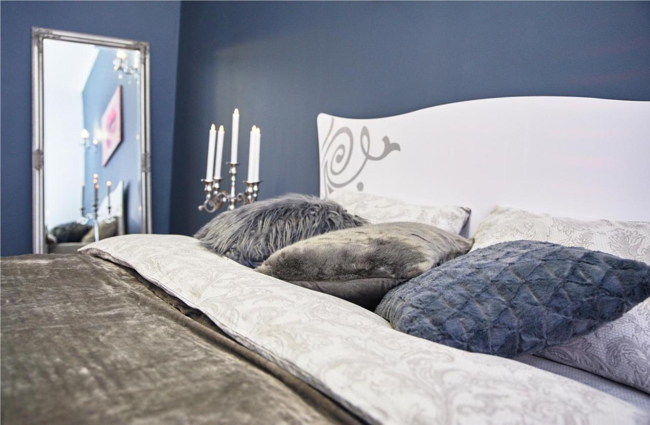 Designer Apartment In The Center Lviv Bagian luar foto