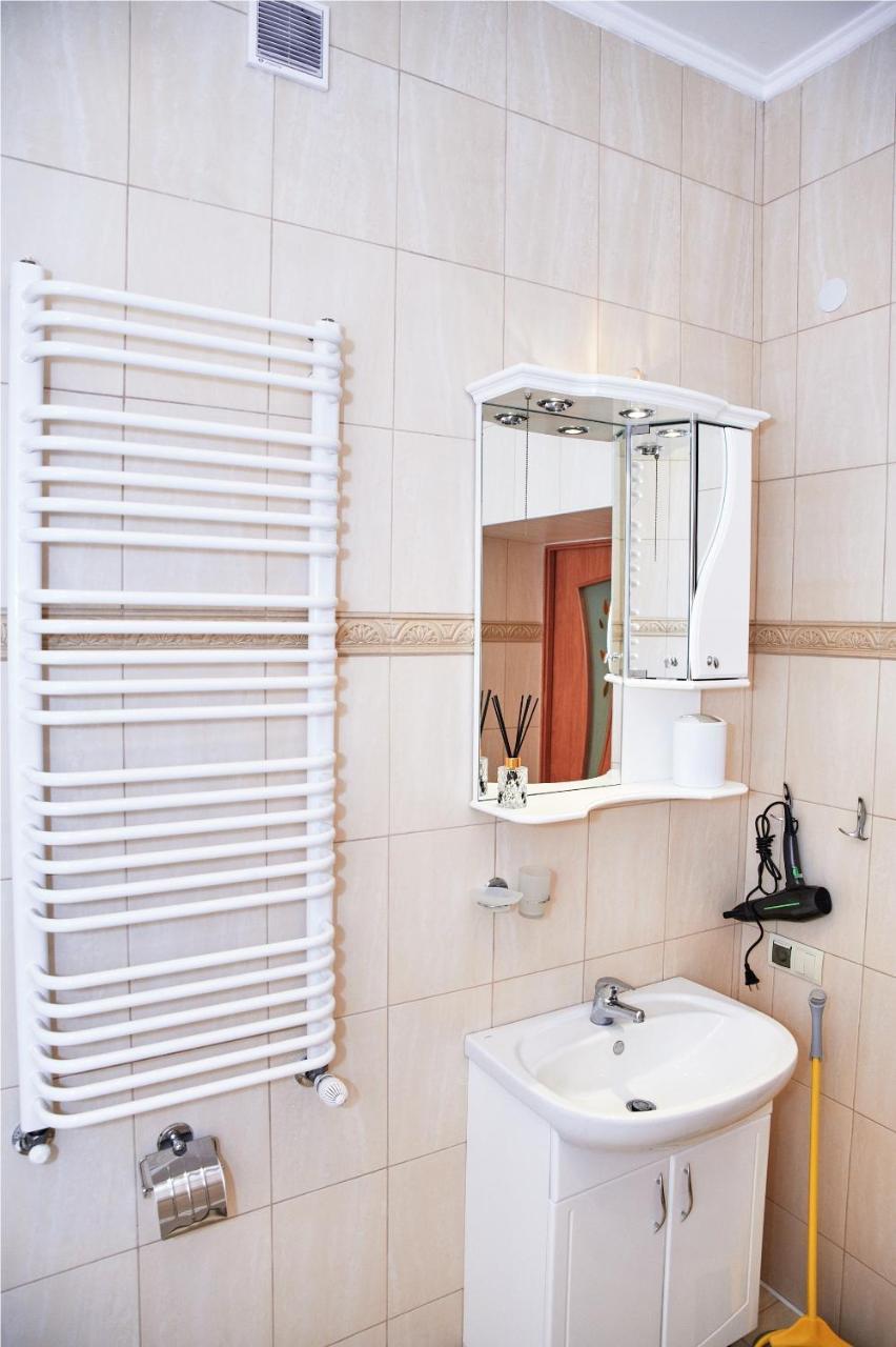 Designer Apartment In The Center Lviv Bagian luar foto